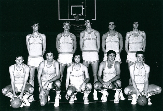 Formazione Pallacanestro Mobilquattro Milano 1975/76. In piedi da sx: Papetti, Veronesi, Jura, Guidali, Crippa. Accosciati da sx: Rod&agrave;, Farina, Gragnani, Giroldi, G. Gergati.